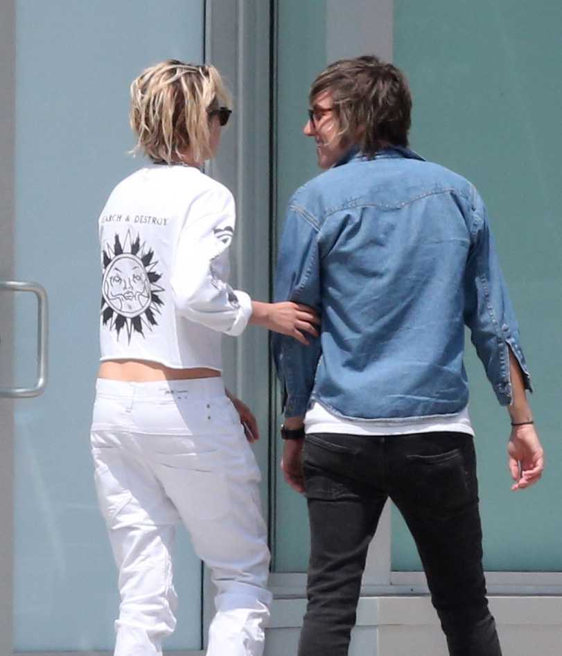 Kristen-Stewart-with-her-Girlfriend-4