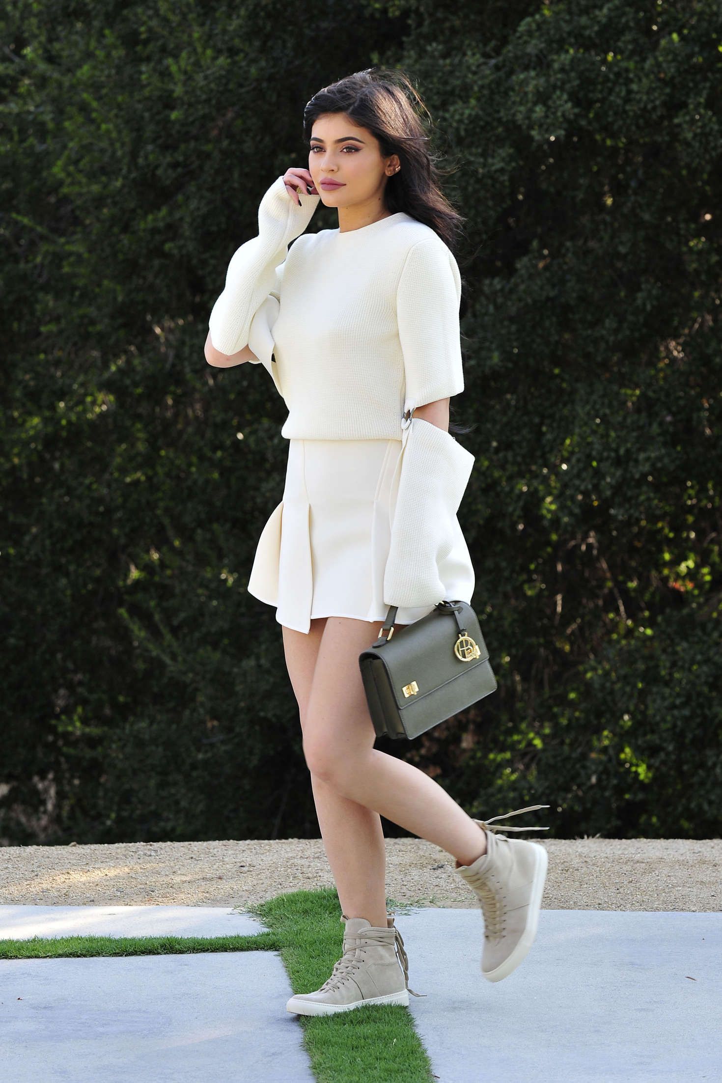 Kylie-Jenner-Leggy-4