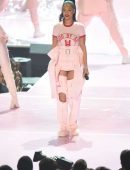 Rihanna-2016-MTV-Video-Music-Awards-NYC-10
