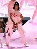 Rihanna-2016-MTV-Video-Music-Awards-NYC-11