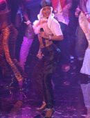 Rihanna-2016-MTV-Video-Music-Awards-NYC-7