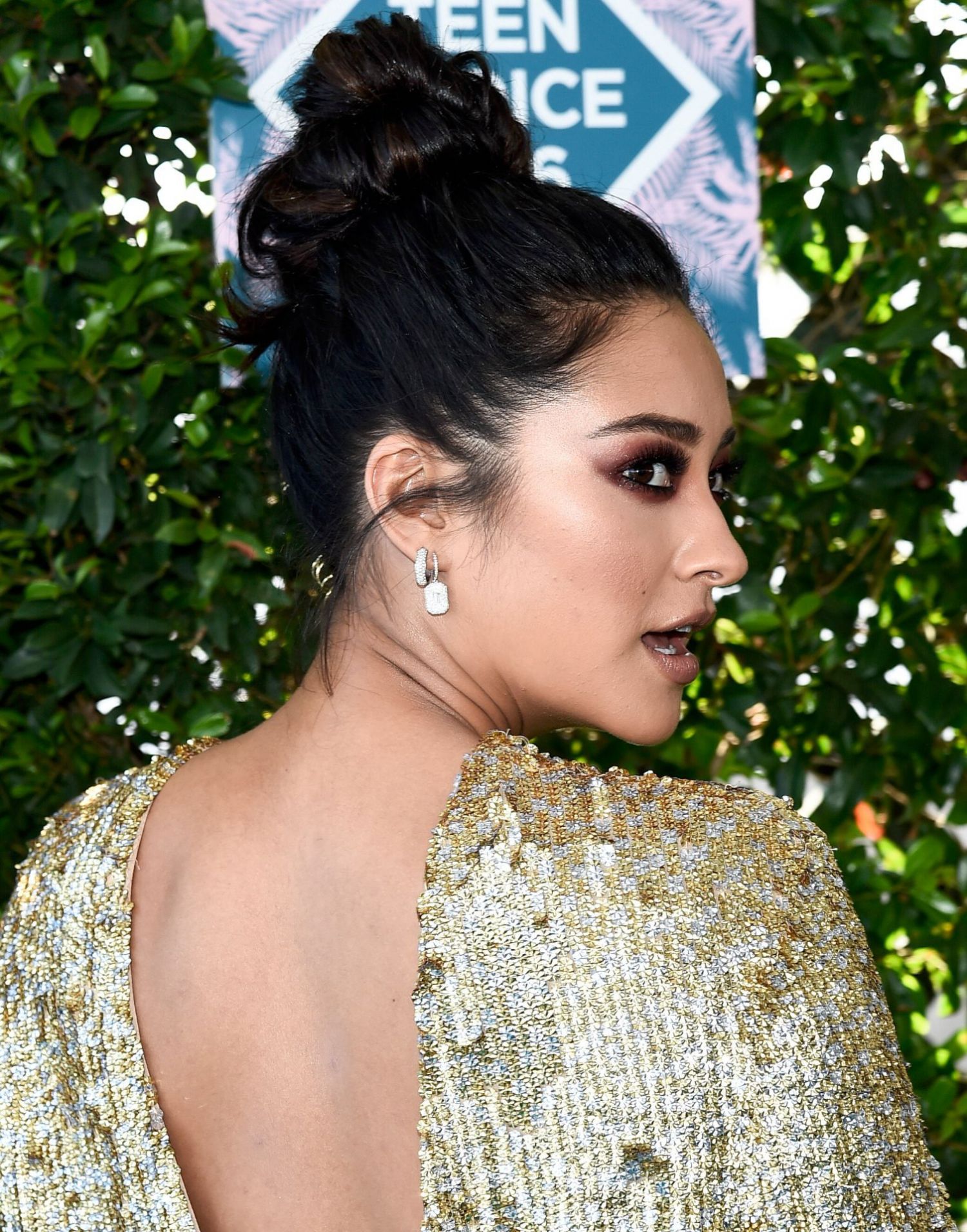 Shay-Mitchell–Teen-Choice-Awards-2016-2