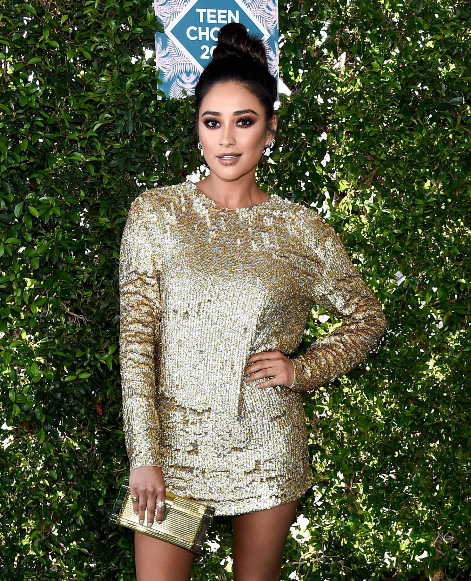 Shay-Mitchell–Teen-Choice-Awards-2016-5