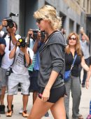 Taylor-Swift-Candids-in-Shorts-NY-5