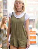 Taylor-Swift-Leggy-Candids-in-NY-601