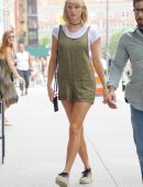 Taylor-Swift-Leggy-Candids-in-NY-610