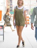 Taylor-Swift-Leggy-Candids-in-NY-611