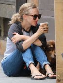 Amanda-Seyfried-Walking-her-Dog-in-NY-1