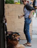 Amanda-Seyfried-Walking-her-Dog-in-NY-8