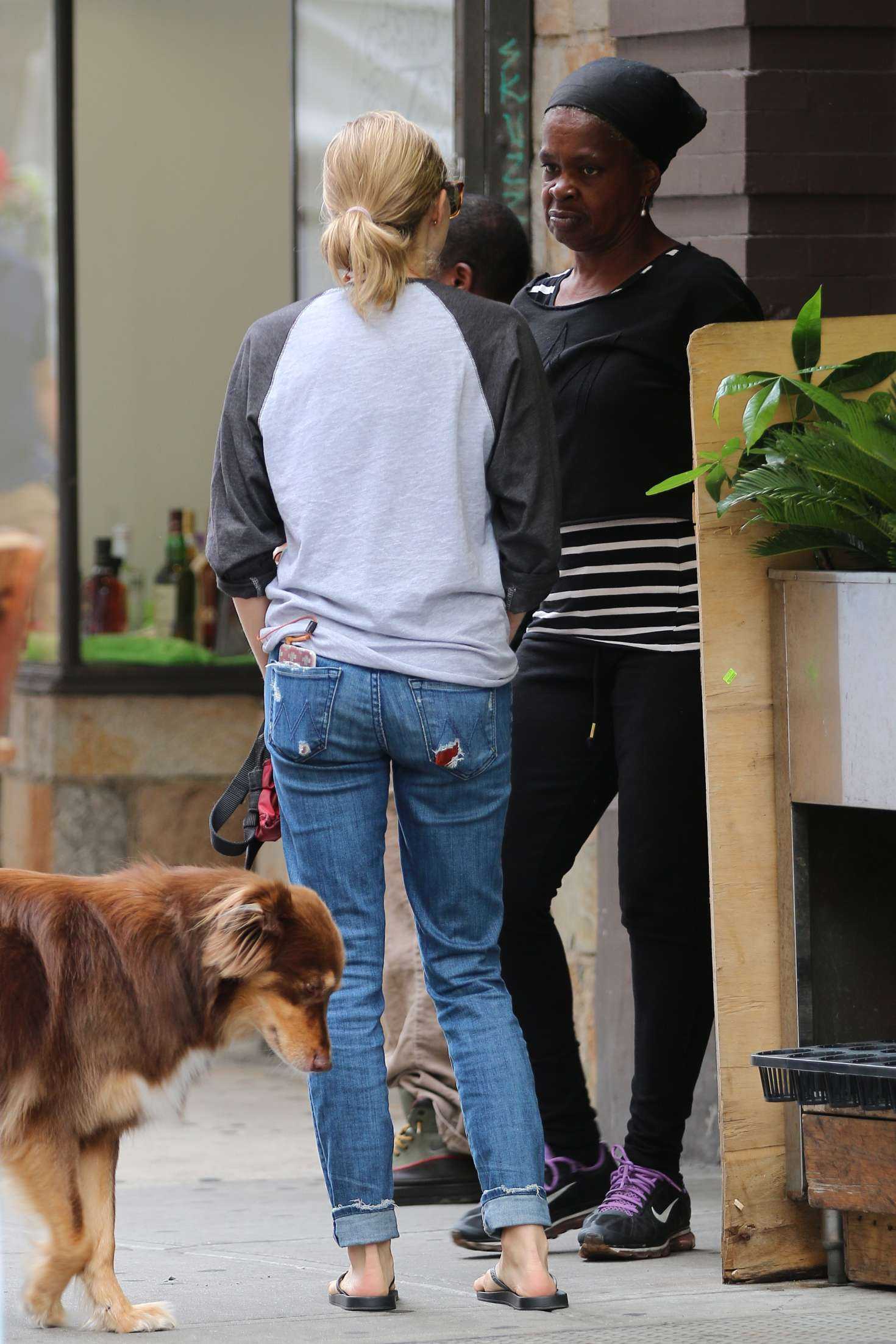 Amanda-Seyfried-Walking-her-Dog-in-NY-9