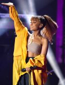 ariana-grande-2016-iheartradio-music-festival-in-lv-1