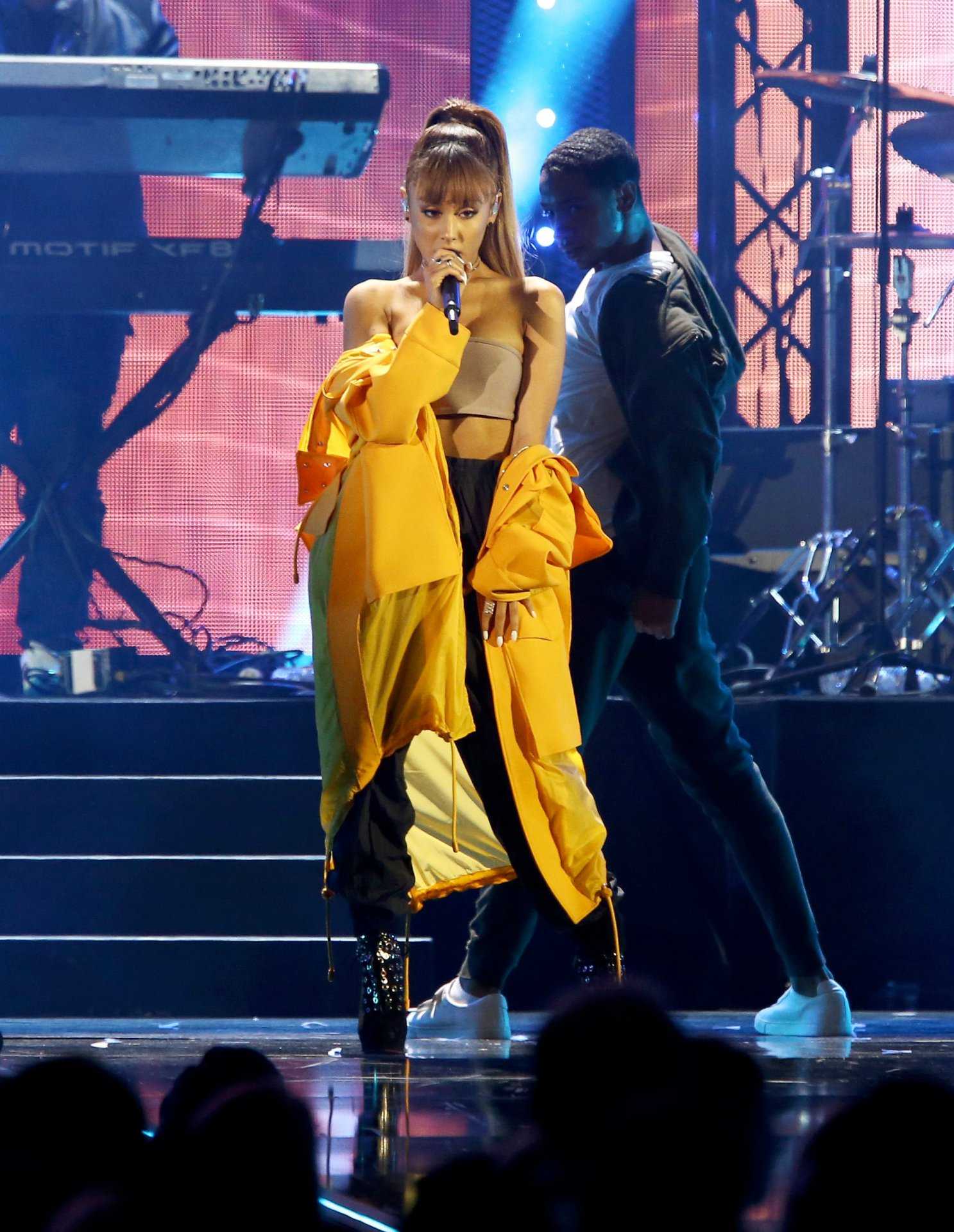 ariana-grande-2016-iheartradio-music-festival-in-lv-11
