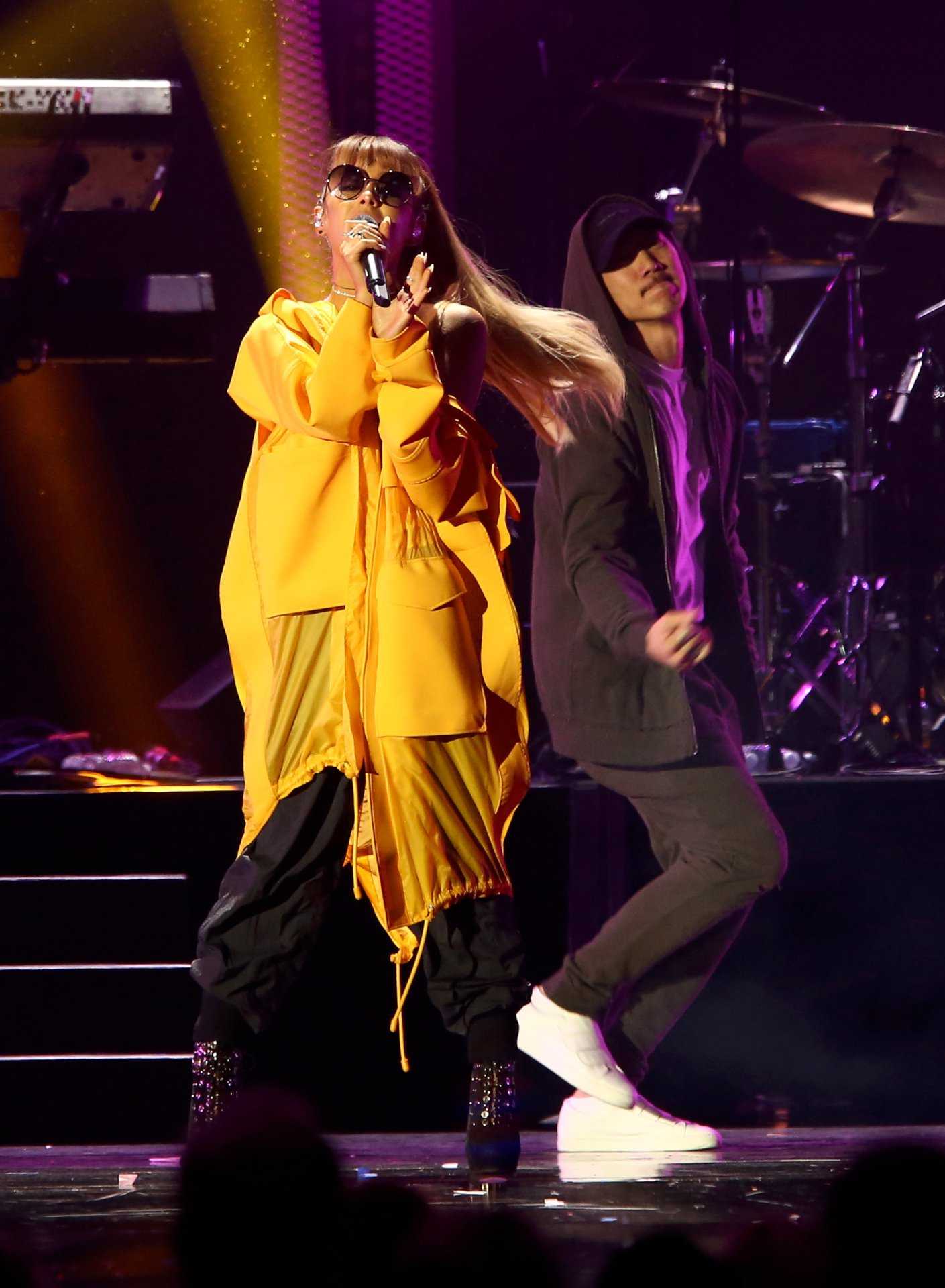 ariana-grande-2016-iheartradio-music-festival-in-lv-3