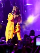 ariana-grande-2016-iheartradio-music-festival-in-lv-4