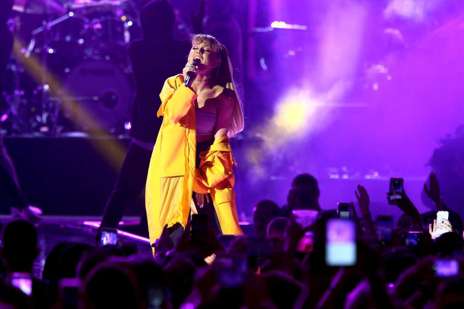 ariana-grande-2016-iheartradio-music-festival-in-lv-4