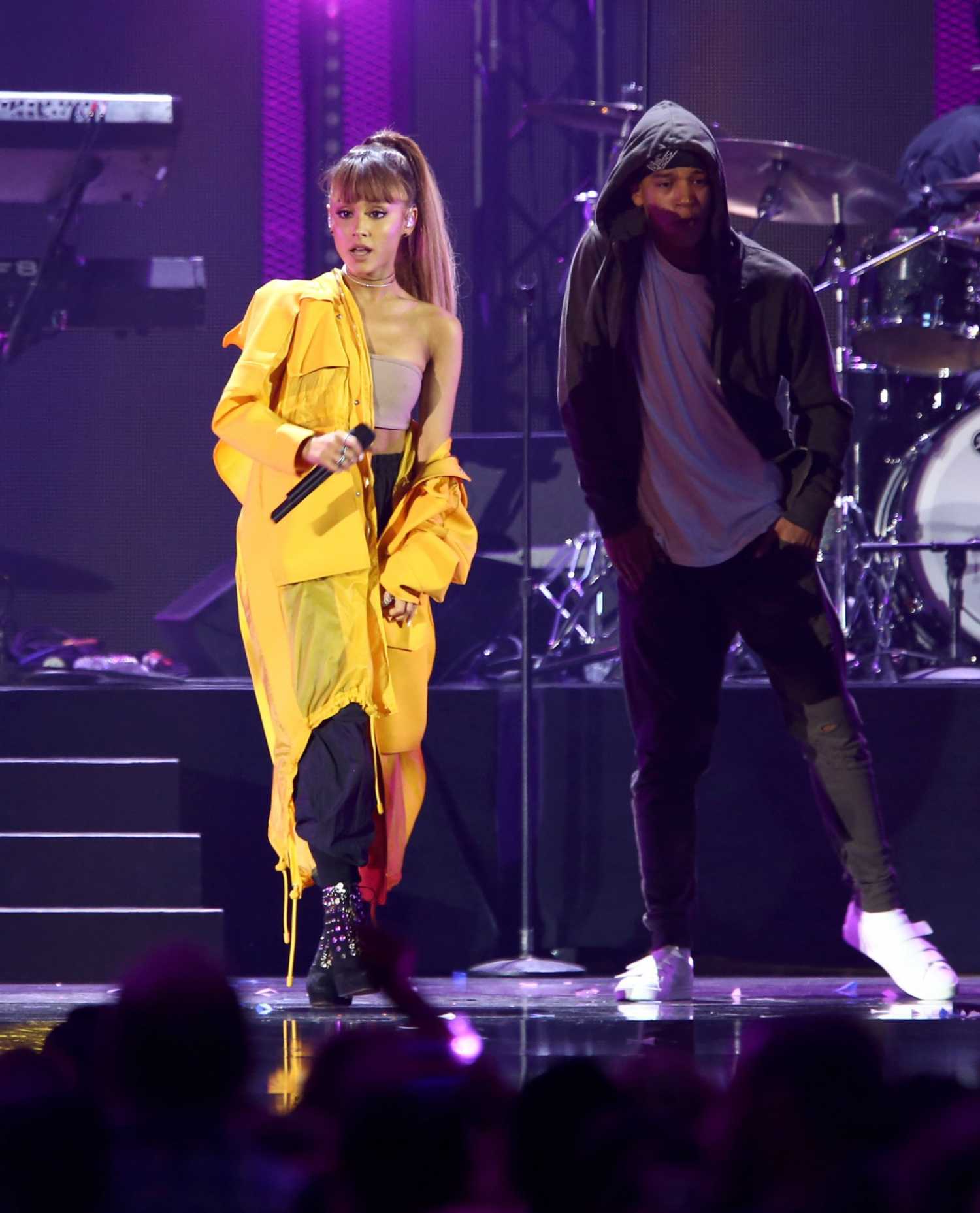 ariana-grande-2016-iheartradio-music-festival-in-lv-6