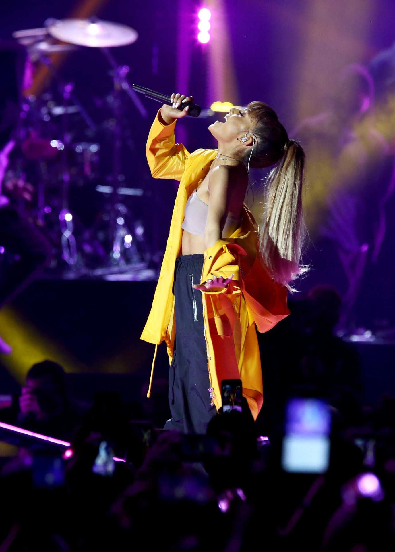 ariana-grande-2016-iheartradio-music-festival-in-lv-7