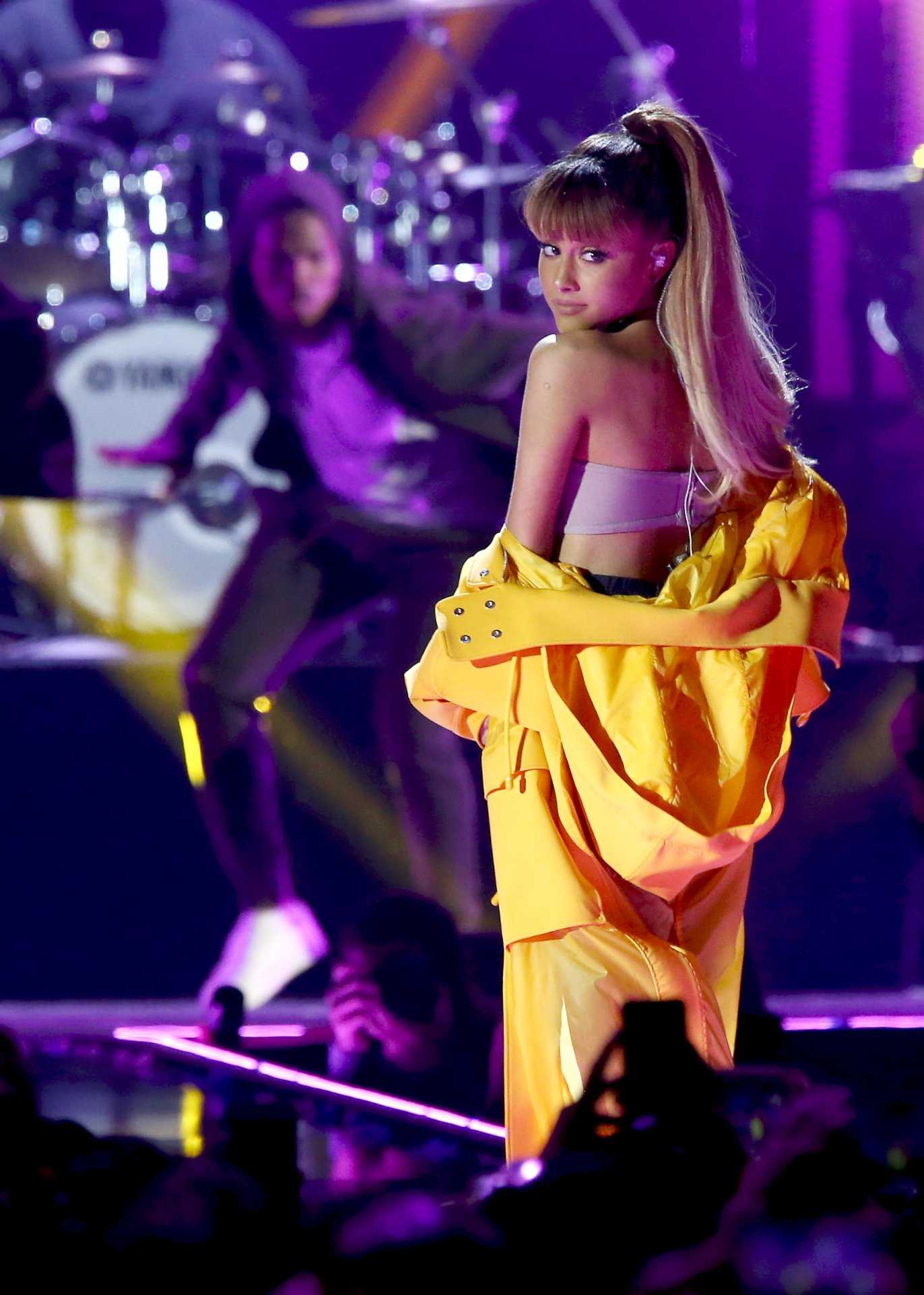 ariana-grande-2016-iheartradio-music-festival-in-lv-8