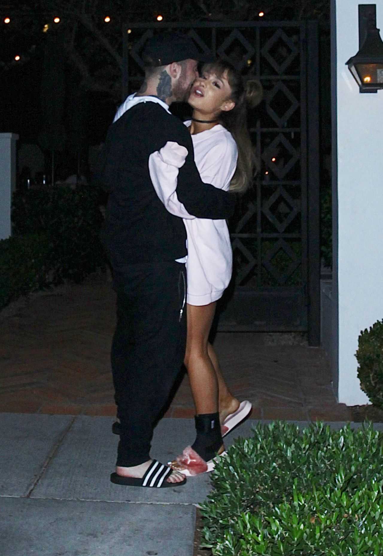 Ariana-Grande-Out-and-About-in-LA-1