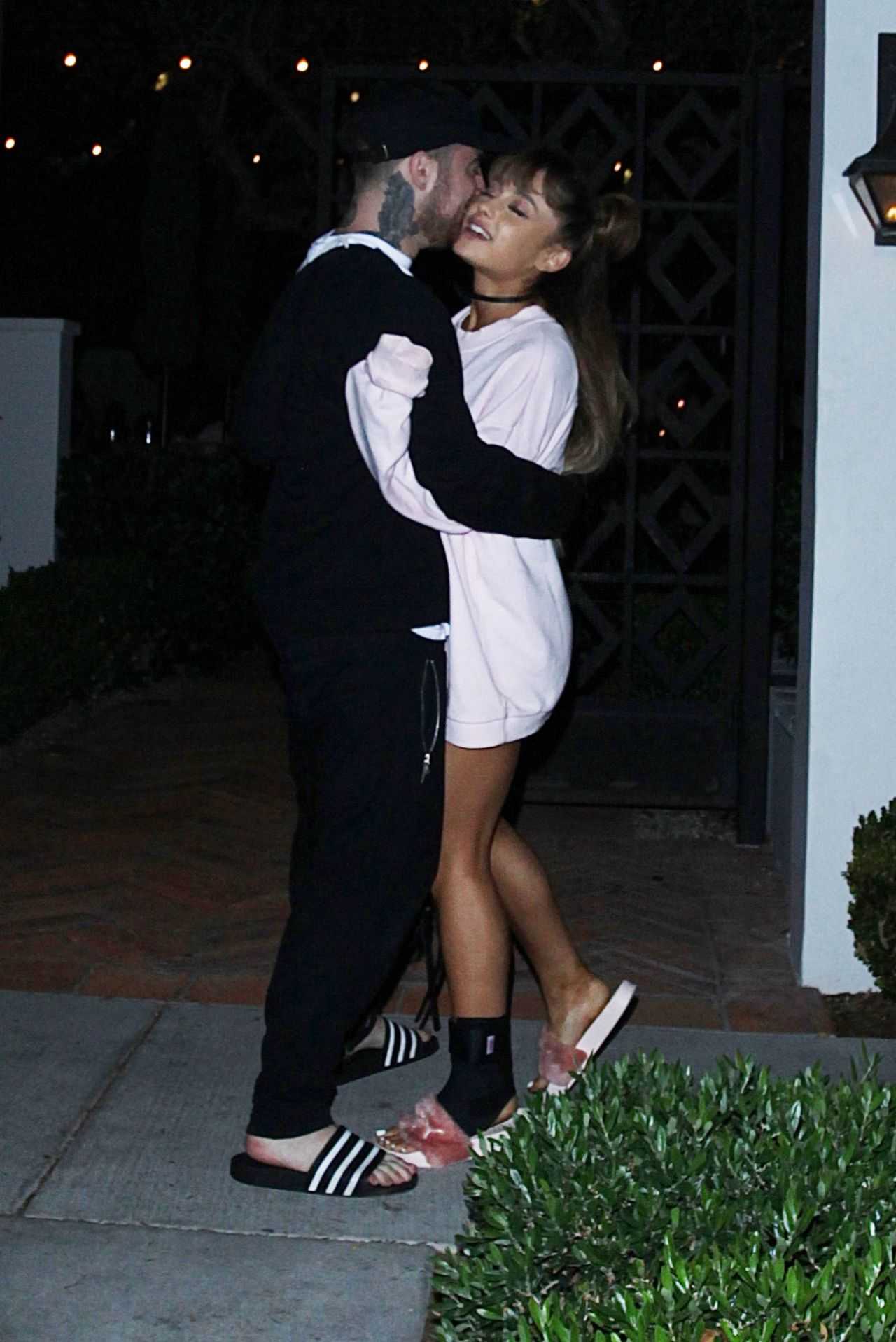 Ariana-Grande-Out-and-About-in-LA-2