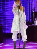 ariana-grande-at-macys-presents-fashions-front-row-in-nyc-1