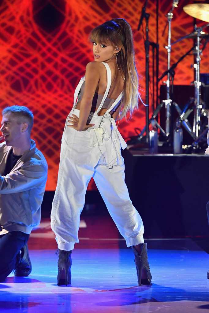 ariana-grande-at-macys-presents-fashions-front-row-in-nyc-7