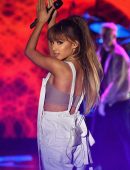 ariana-grande-at-macys-presents-fashions-front-row-in-nyc-8