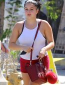 ariel-winter-booty-in-red-shorts-8