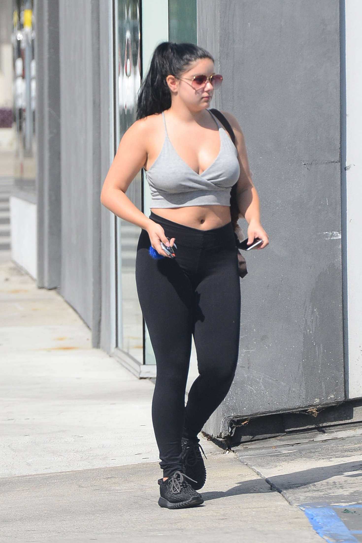 ariel-winter-cleavage-in-tank-top-10