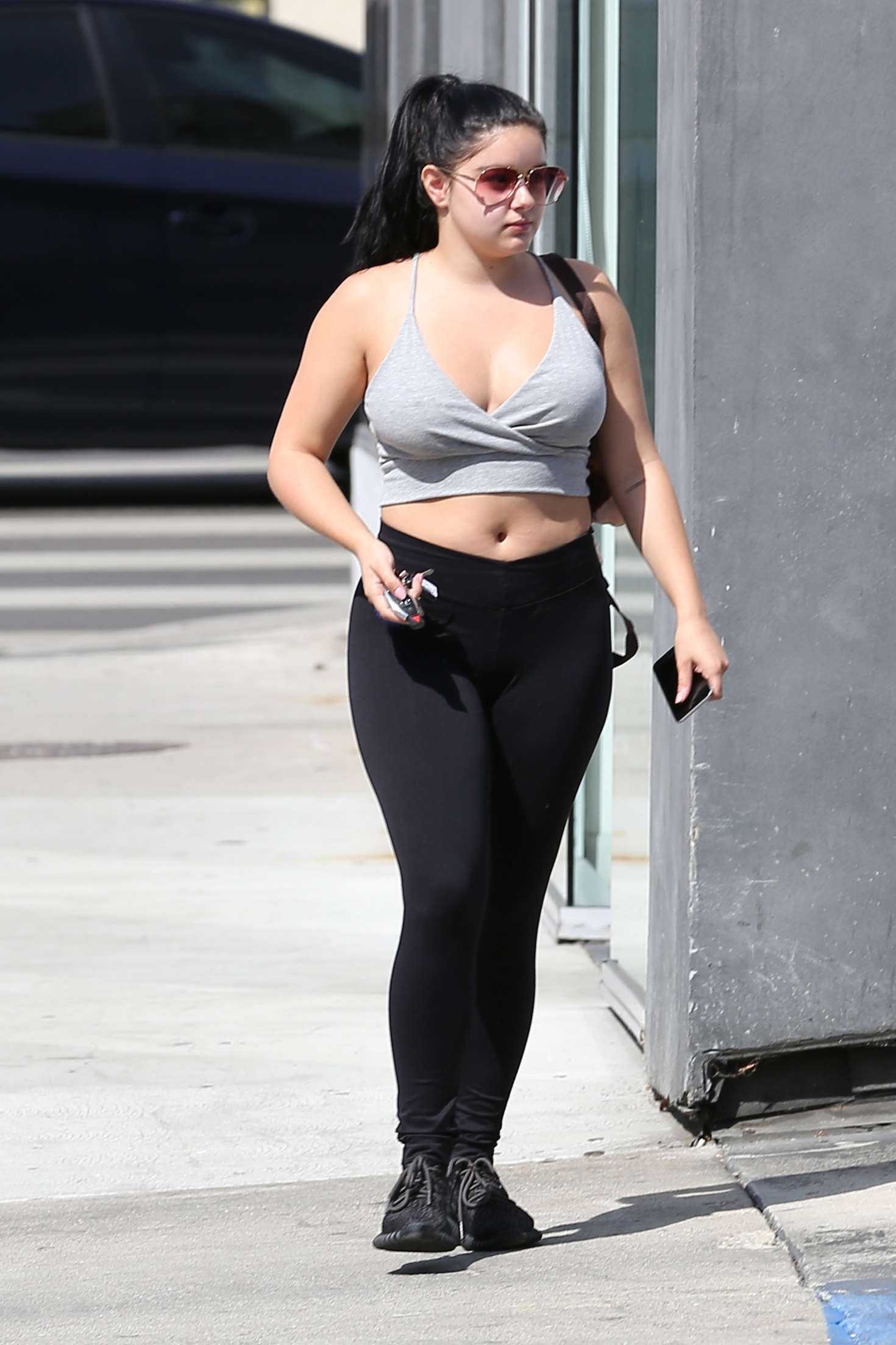 ariel-winter-cleavage-in-tank-top-6