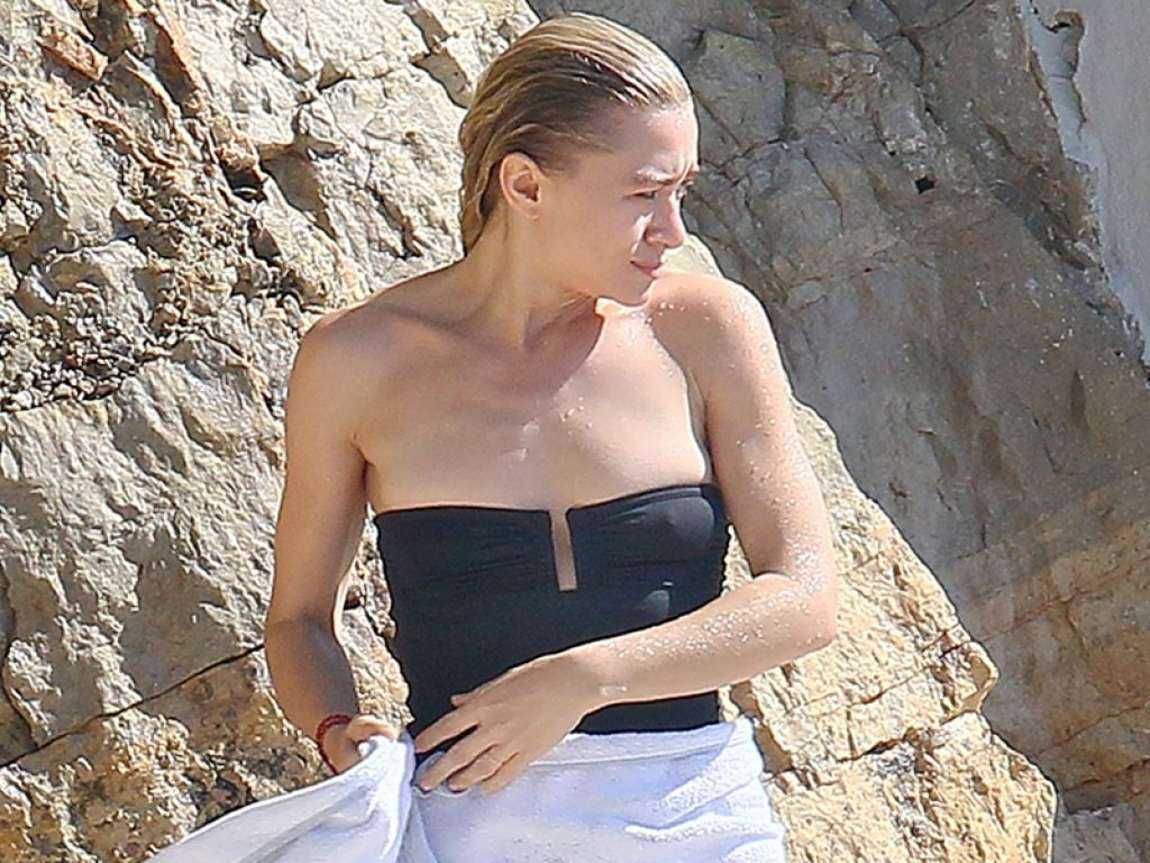 ashley-olsen-in-black-swimsuit-6