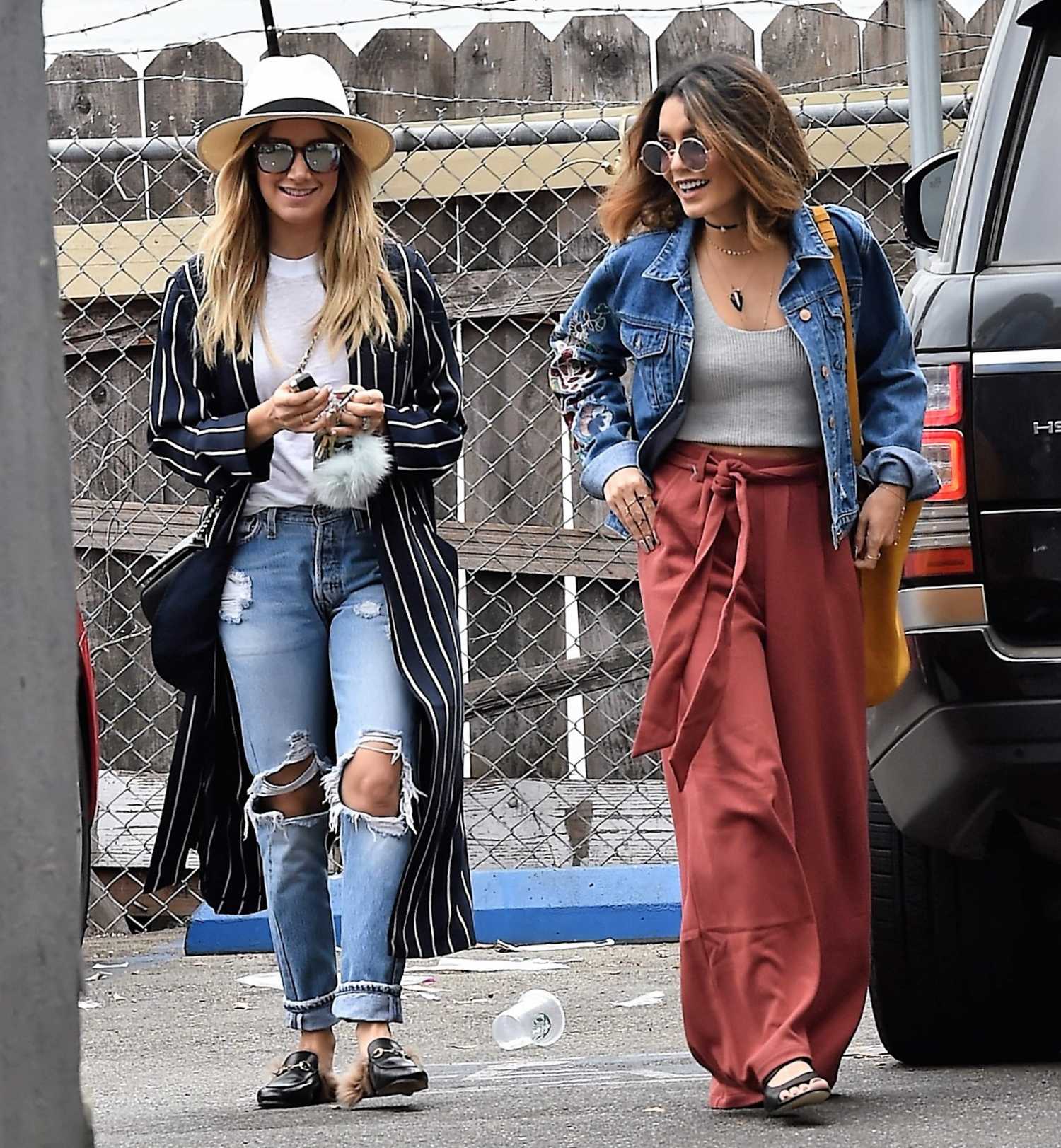 ashley-tisdale-and-vanessa-hudgens-13