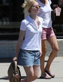 Elle-Fanning-Outside-a-Nail-Salon-in-West-Hollywood-1