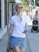 Elle-Fanning-Outside-a-Nail-Salon-in-West-Hollywood-5
