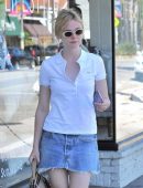 Elle-Fanning-Outside-a-Nail-Salon-in-West-Hollywood-7