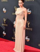 emilia-clarke-at-2016-emmy-awards-10