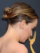 emilia-clarke-at-2016-emmy-awards-6
