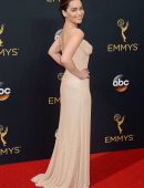emilia-clarke-at-2016-emmy-awards-7