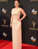 emilia-clarke-at-2016-emmy-awards-8