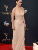 emilia-clarke-at-2016-emmy-awards-9