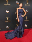 emily-ratajkowski-at-2016-emmy-awards-1
