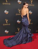 emily-ratajkowski-at-2016-emmy-awards-4