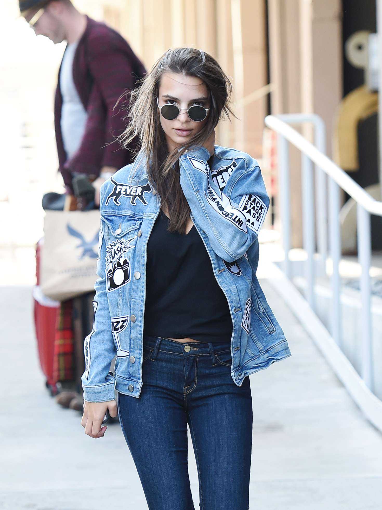 emily-ratajkowski-in-jeans-560