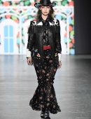 gigi-hadid-anna-sui-fashion-show-in-nyc-7