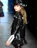 gigi-hadid-anna-sui-fashion-show-in-nyc-8