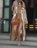 gigi-hadid-heading-to-the-max-mara-store-3