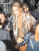 gigi-hadid-heading-to-the-max-mara-store-6