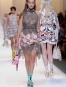 gigi-hadid-see-through-at-fendi-fashion-show-4