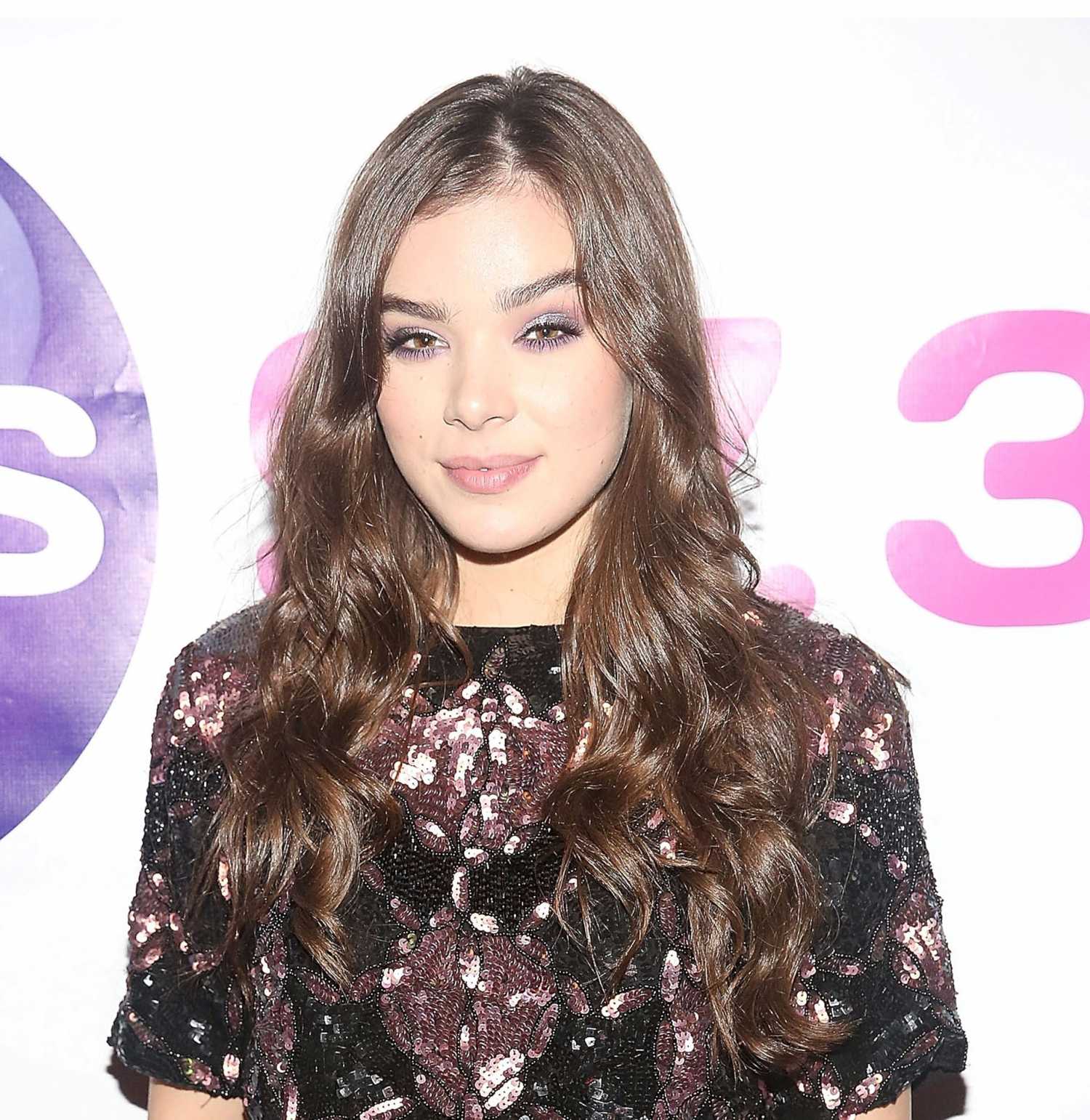 hailee-steinfeld-hits-97-3-sessions-in-fort-lauderdale-11