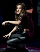 hailee-steinfeld-hits-97-3-sessions-in-fort-lauderdale-16